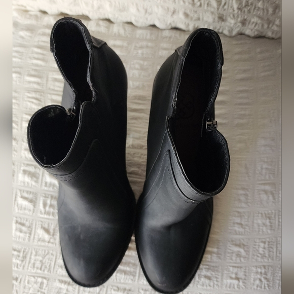 Daisy Fuentes Black Heeled Ankle Boots - Picture 7 of 8